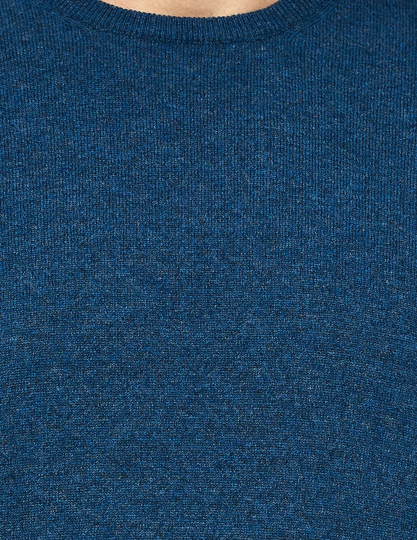 596